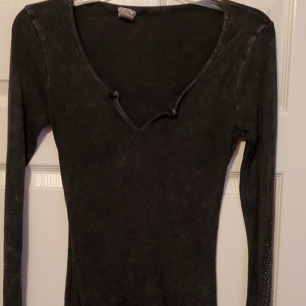 Long Sleeve V Cut Ribbed BKE shirt